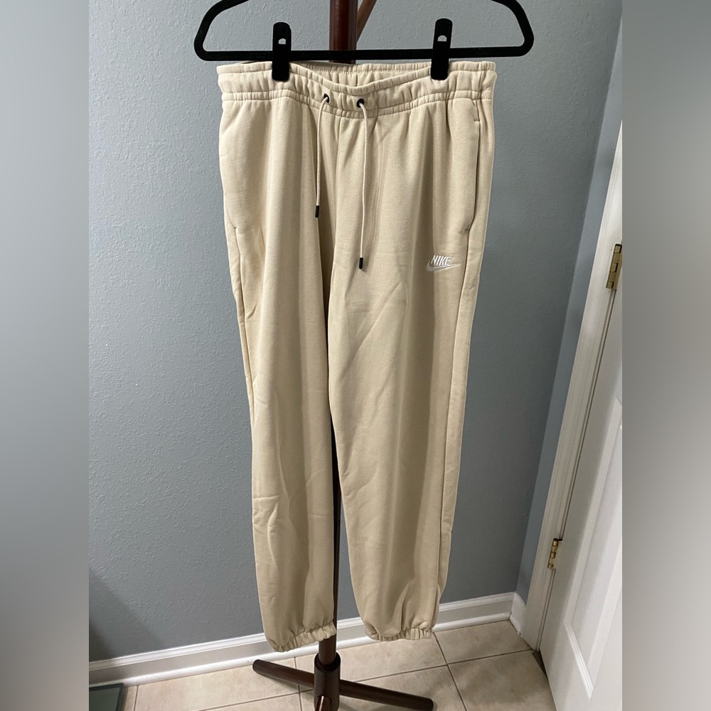 Nike Loose Fit Mid Rise Sweatpant